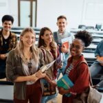 en grupp studenter i ett klassrum